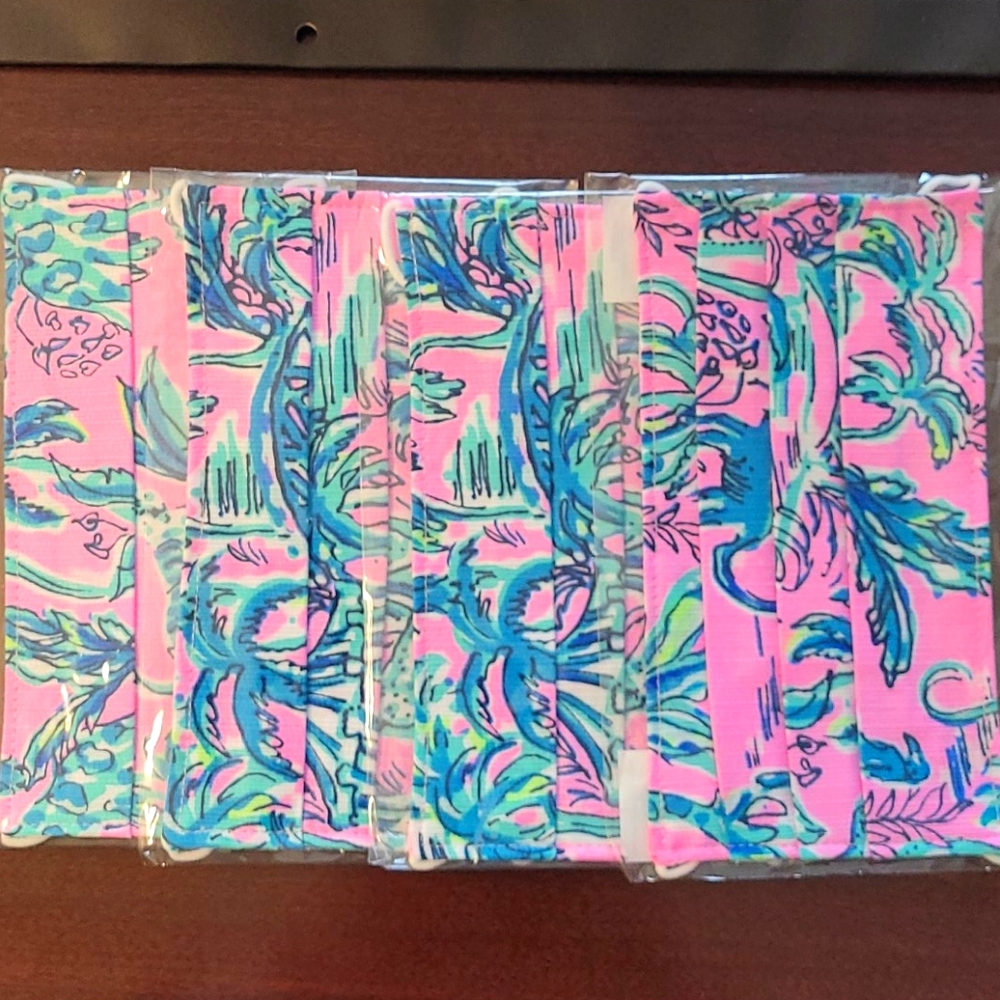 NWT set of 4 Lilly Pulitzer fabric face ma…